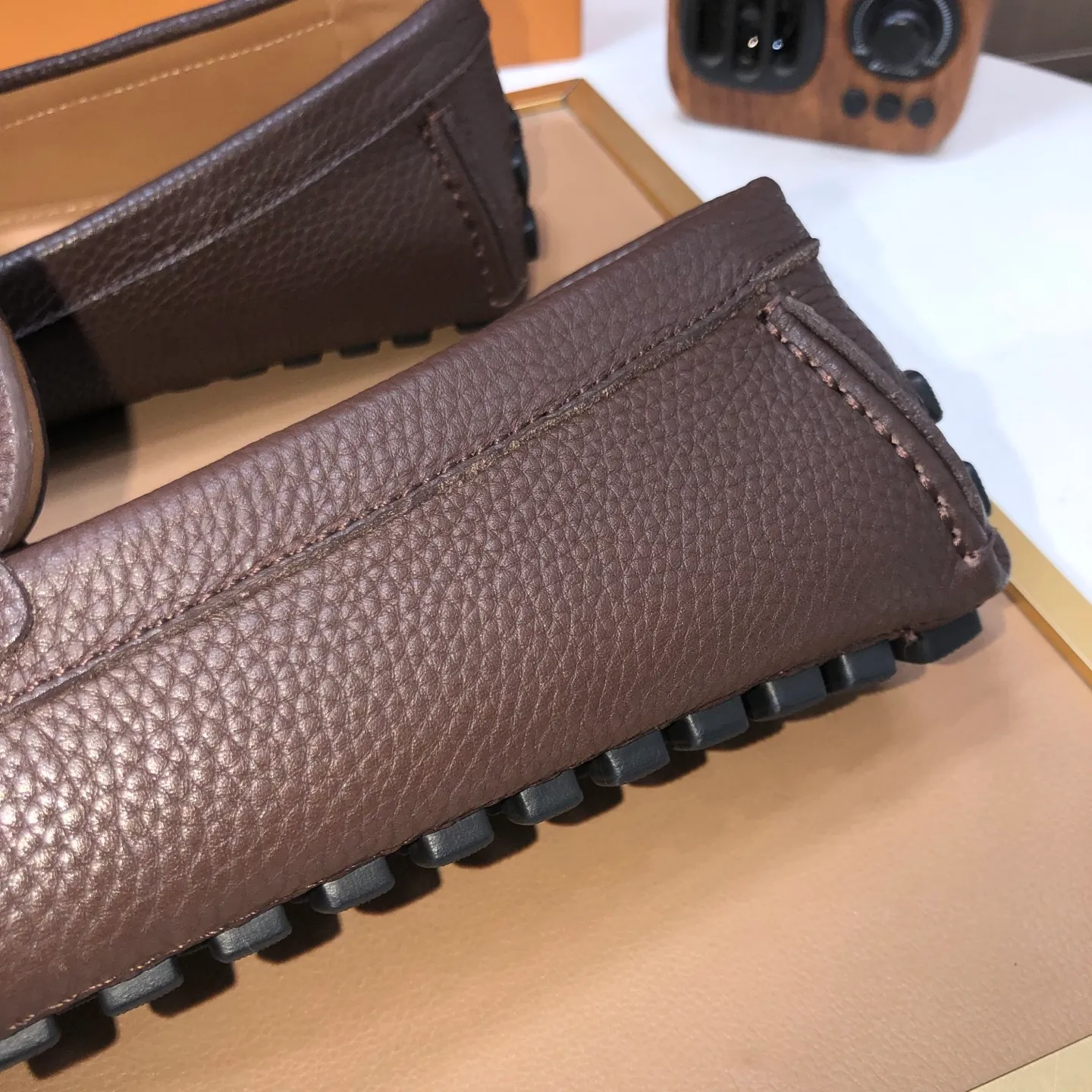 Men's men's shoes 💰420💰 [LV Doudou shoes] (water-dyed cowhide lining) new model is on the market, available on the official website. The new Doudou shoes are processed into single-color materials, and the uppers are made of imported cowhide material. The body of the shoe is fully hemmed with mark thread, and is lined with imported original cowhide leather. The elegant shoe shape is super suitable for all-matching, and the size is 38-44.